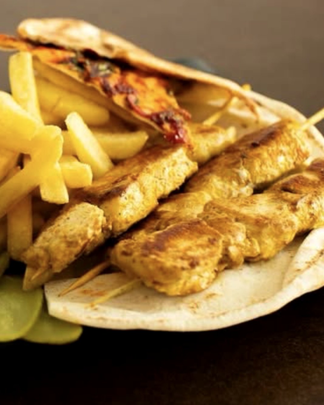 Piatto Shish Tawook Dal Syriano: spiedini di pollo, patatine, pane e salse